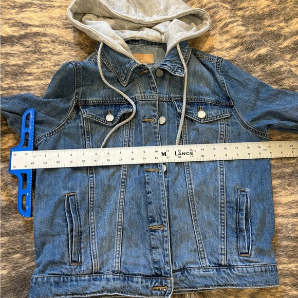 BLANK NYC Jean Jacket with removable hoodie - medium denim wash - Picture 7 of 8